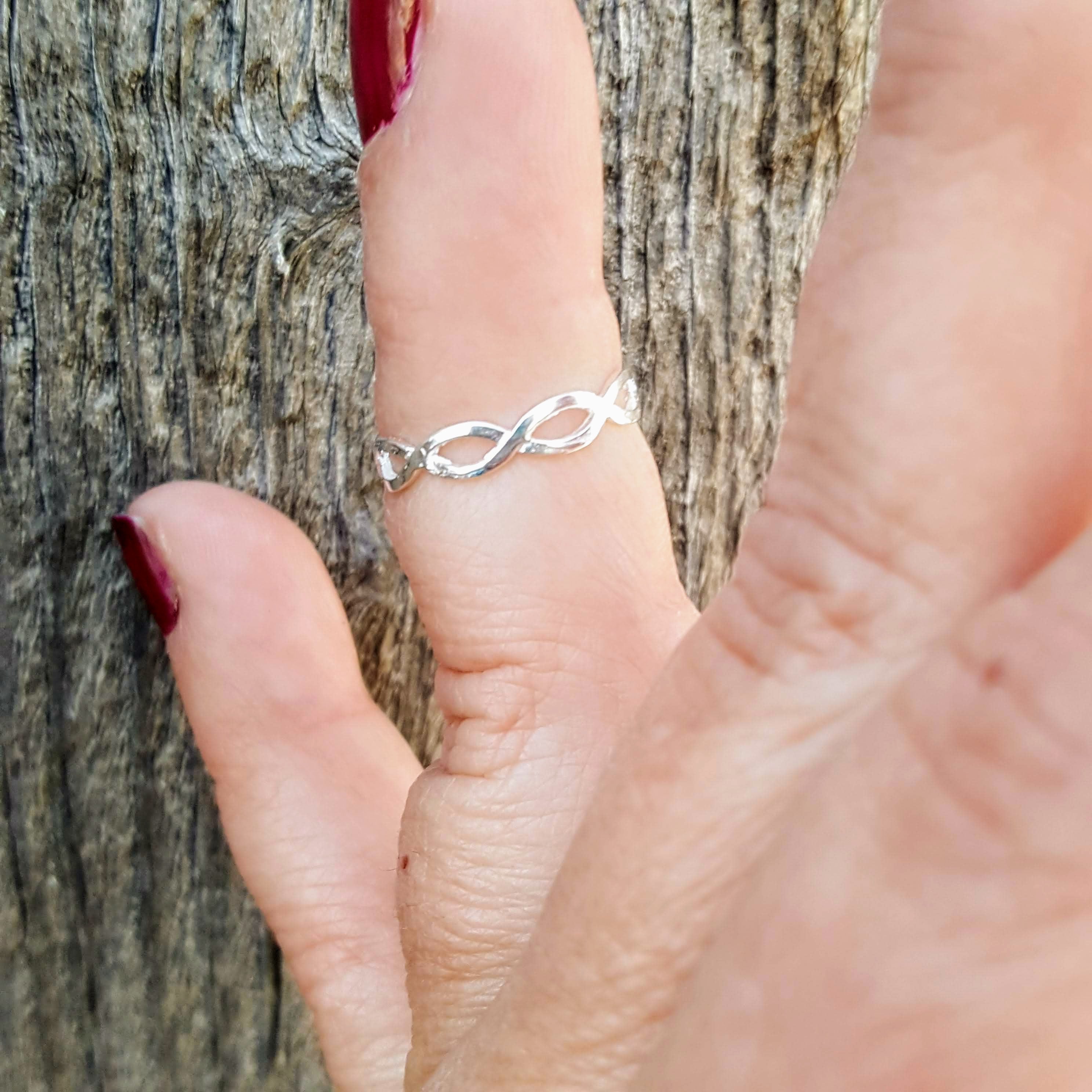 Use this eternity ring as a midi, knuckle, or thumb accessory