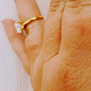 Yellow Gold ladies bridal ring 4 prongs side view on finger