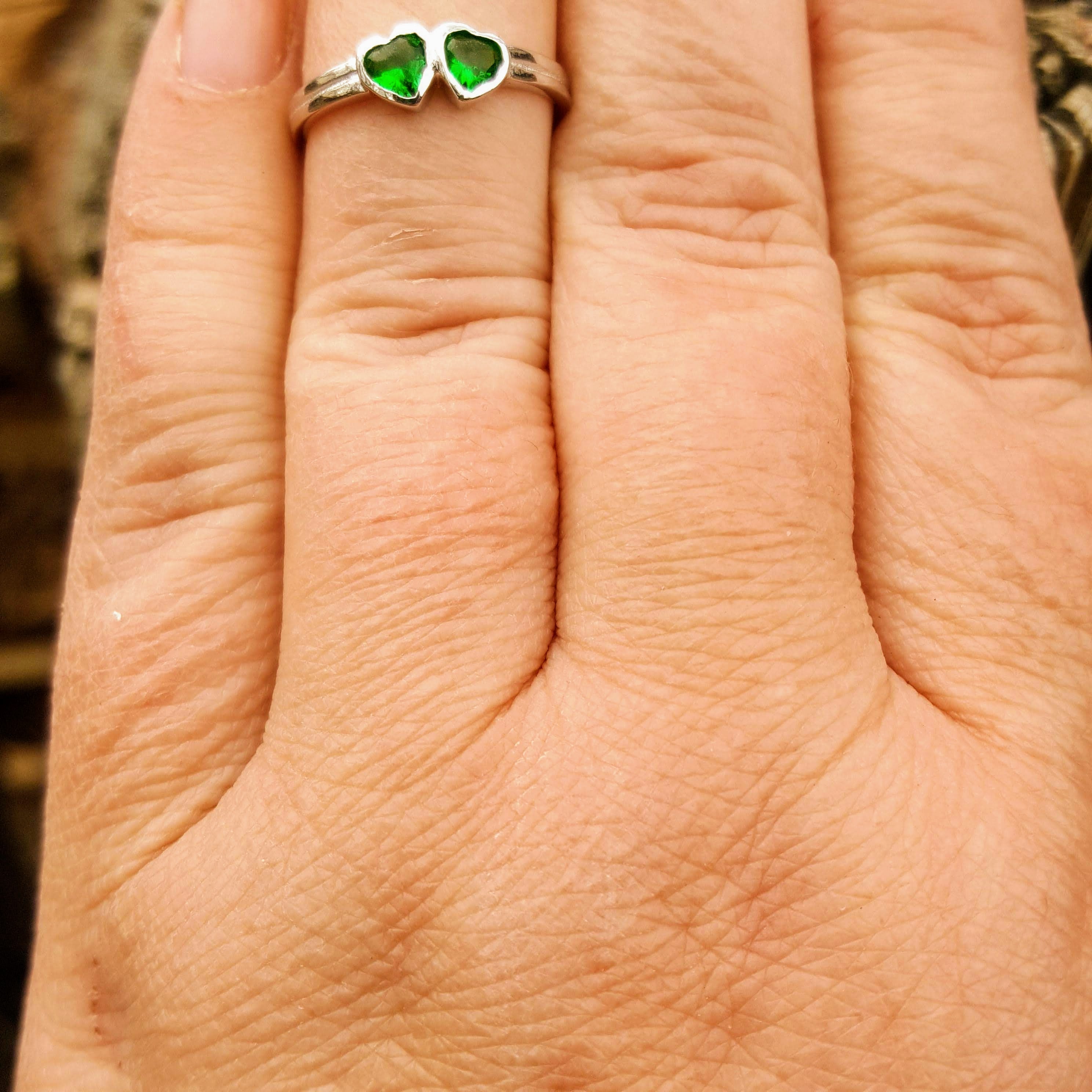 Green heart thumb ring