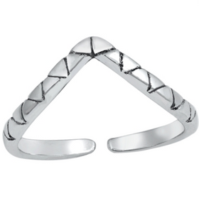 Womens V midi ring with triangle patterns 