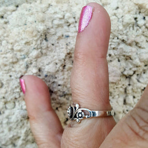 Side finger view of ladies Celtic rose midi ring 